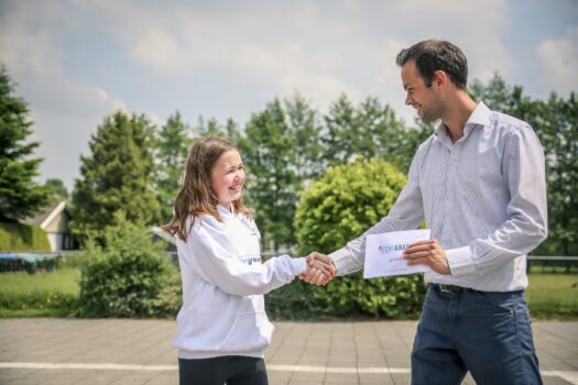 Lyanne Reitsma ontvangt een Écht Knap-trui uit handen van Jorrit Zondervan (Antea Group)