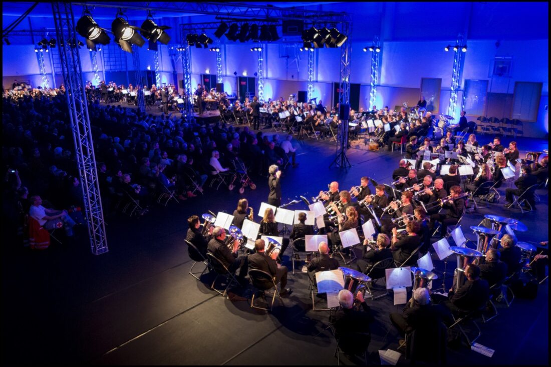 BirdsnBrass - Revalidatie Friesland - Sytze Pruiksma en 9 brassbands-fanfares harmonien geven concert met landschap en "mienskip" als onderwerp - © Saris & den Engelsman