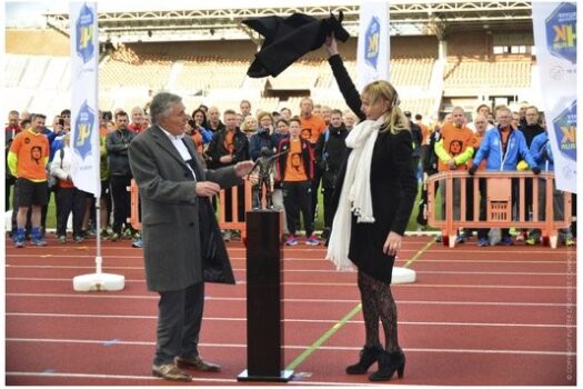 Sjaak Swart ontvangt eerste exemplaar sculptuur Johan Cruijff