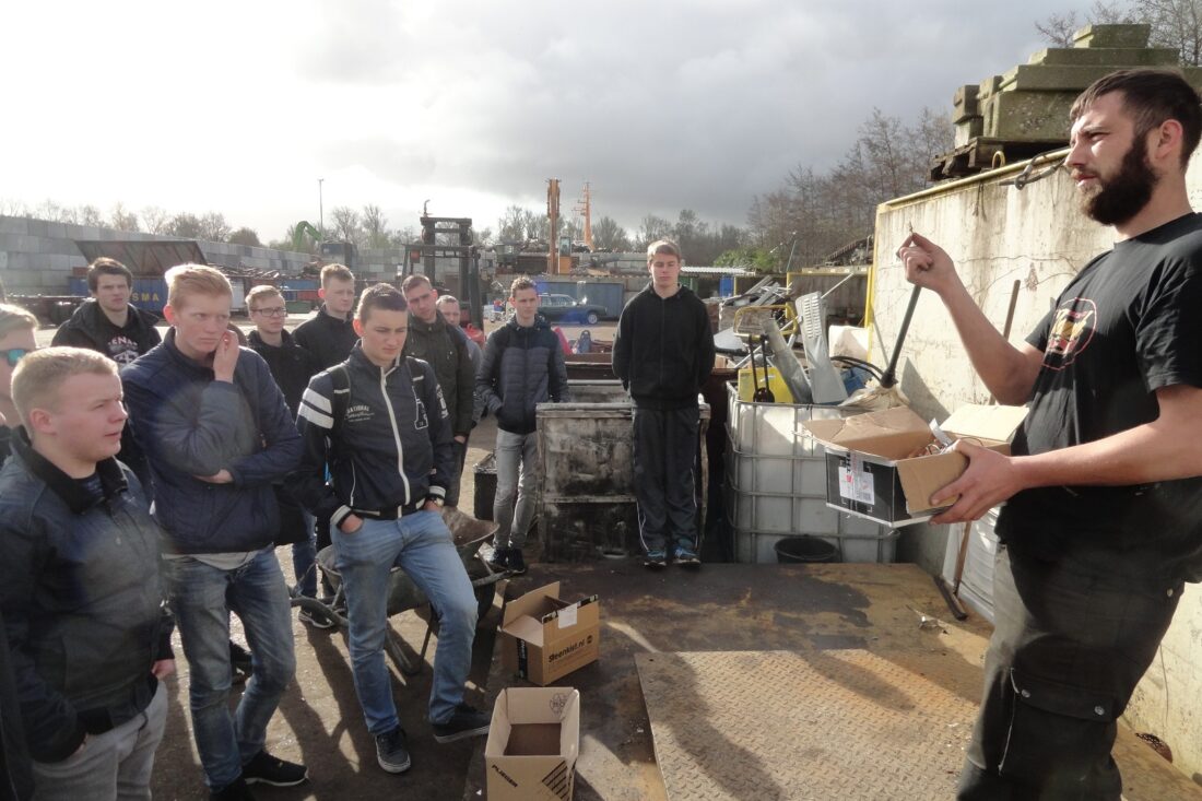 Tear down lap over elektronisch afval voor studenten Middenkader Engineering