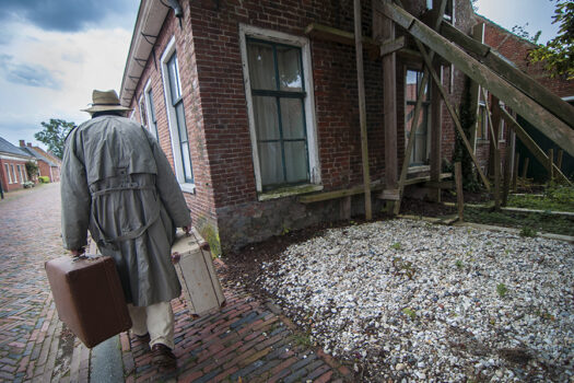 Groningen gedenkt aardbeving met koffers en kerkklokken