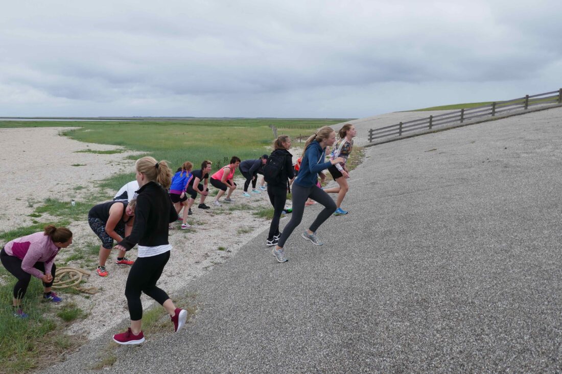 Bootcamp volwassen en kind op de dijk bij Moddergat