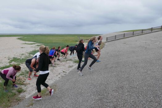 Bootcamp volwassen en kind op de dijk bij Moddergat