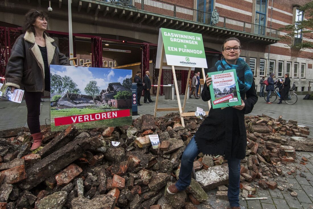Groningers en Milieudefensie brengen minister gaspuinhoop
