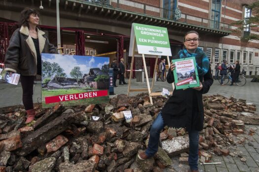 Groningers en Milieudefensie brengen minister gaspuinhoop