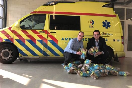 Vastenburg BouwAdviesBureau schenkt troostberen aan Kijlstra Ambulancegroep