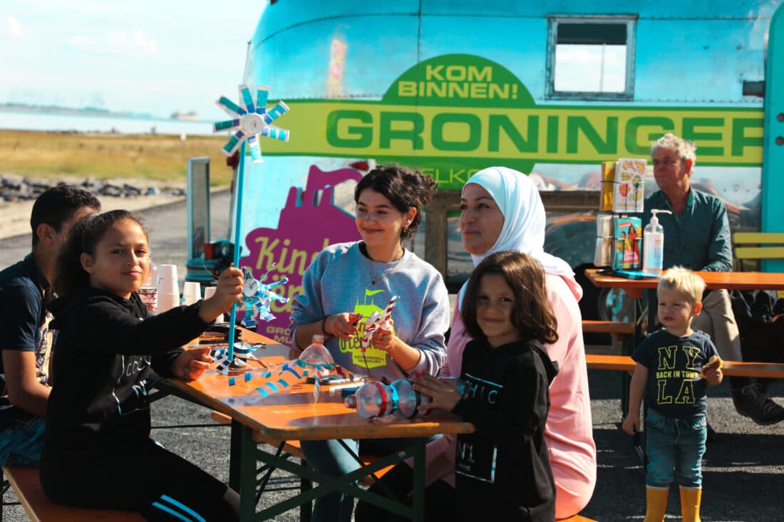 Kinderen maken kunst van afval tijdens World Cleanup Day in Delfzijl