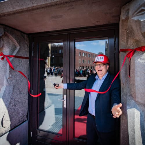 Gevleugelde leeuwen markeren officiële opening Ebbingehof 