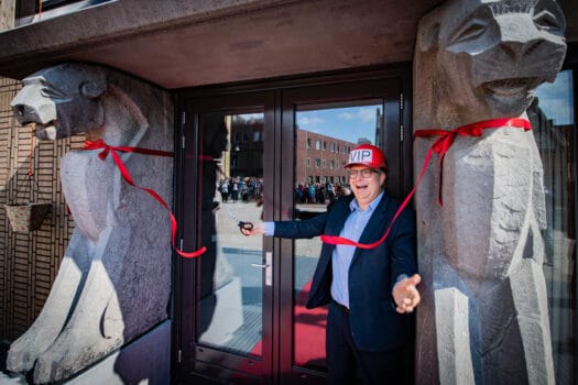 Gevleugelde leeuwen markeren officiële opening Ebbingehof 