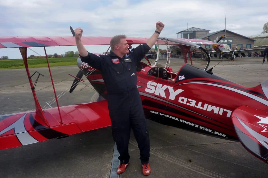 Piloot Dirk Evers verpulvert op Oostwold Airport wereldrecord