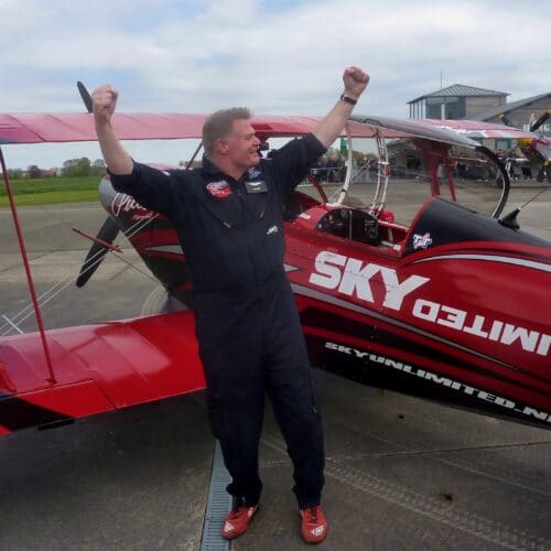 Piloot Dirk Evers verpulvert op Oostwold Airport wereldrecord