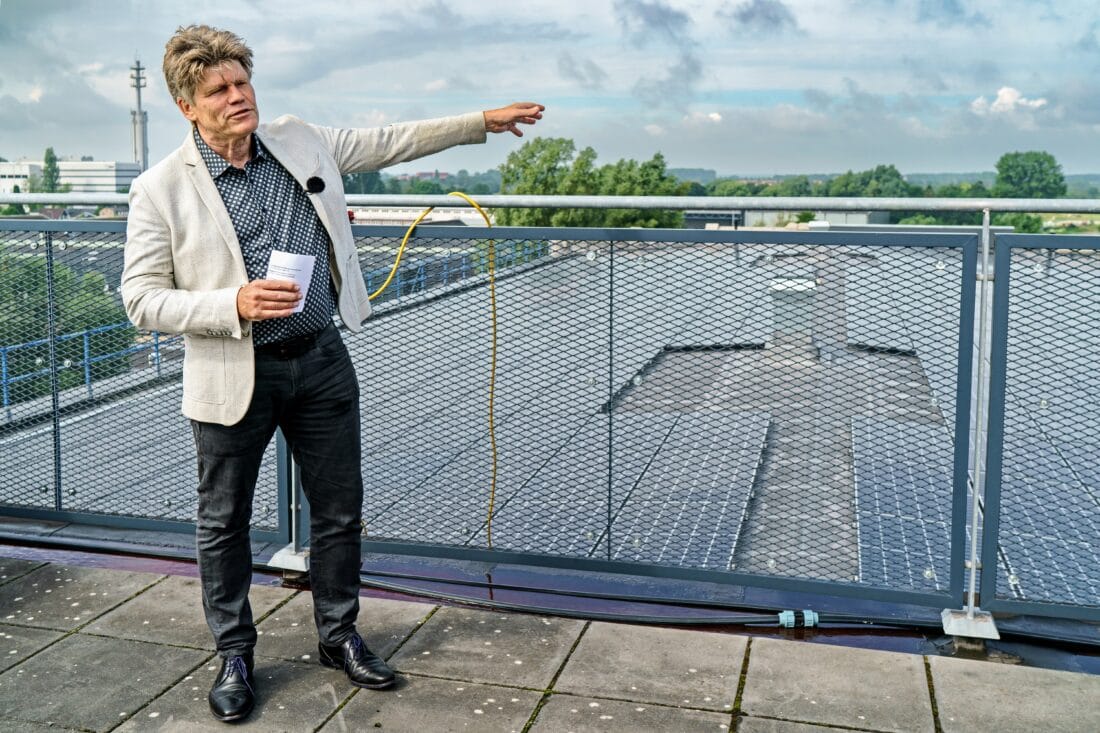 Afgelopen jaar zijn 911 zonnepanelen op het dak van het voormalige Zeefgebouw op het Suikerterrein geplaatst.