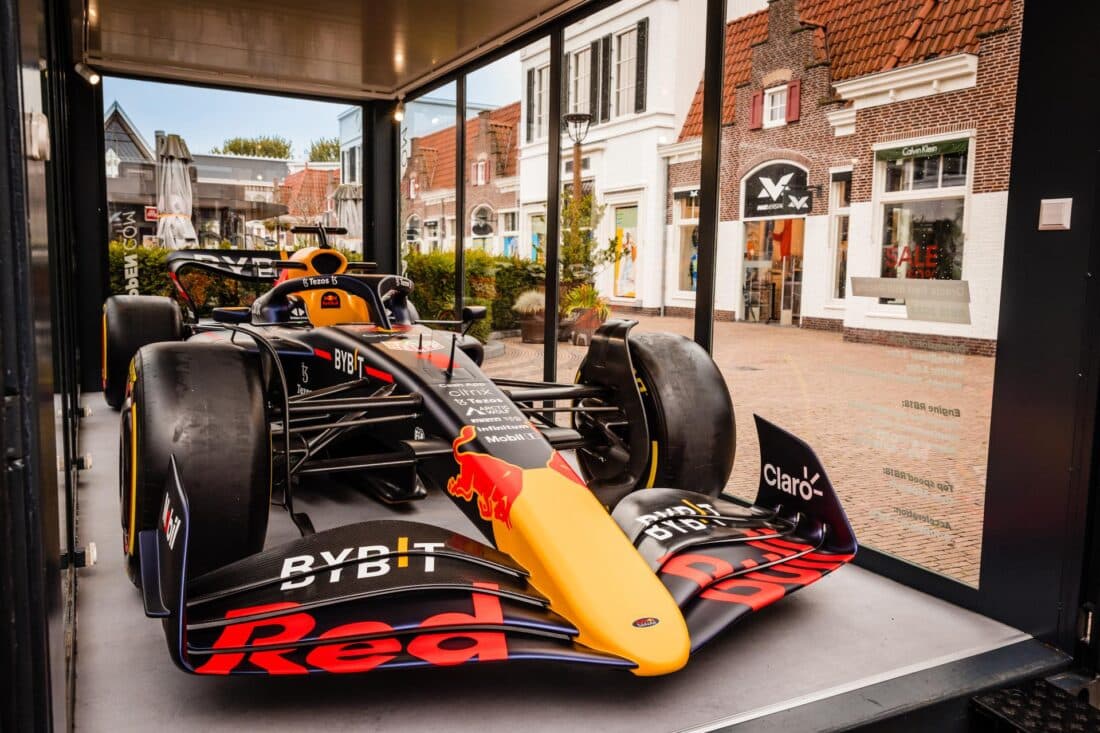 RB18 Formule 1-auto van Max Verstappen te zien in Batavia Stad