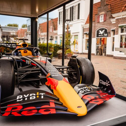 RB18 Formule 1-auto van Max Verstappen te zien in Batavia Stad