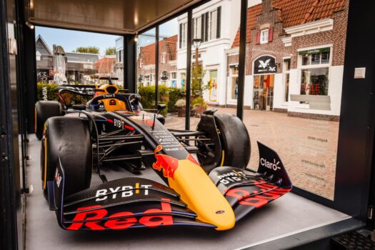 RB18 Formule 1-auto van Max Verstappen te zien in Batavia Stad