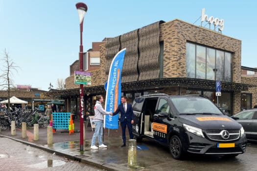 Fletcher's sollicitaxi komt naar sollicitant toe voor een (bij)baan in nieuw Fletcher-hotel Marknesse