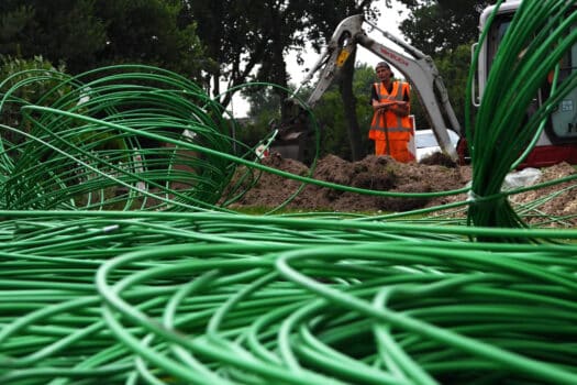 Aanleg glasvezel bedrijventerreinen Leek en Roden