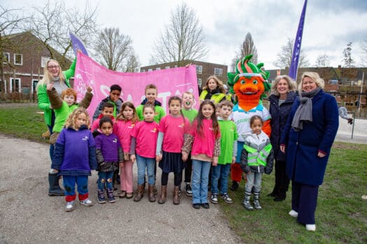 Startschot Daily Mile door wethouder Inge Jongman bij SKSG