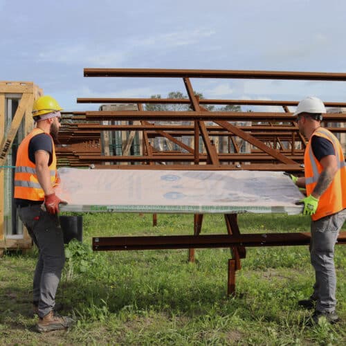 Eerste paneel geplaatst op zonthermiepark Dorkwerd