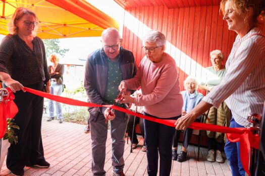 Feestelijke opening ontmoetingsruimte nieuwbouwcomplex Elzenhof in Veenoord