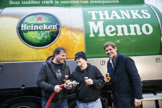 Café De Blauwe Kater uit Heerenveen verrast met bijna 1.000 liter bier Heineken bedankt trouwe horecapartners met hun eigen 'Thankswagen'