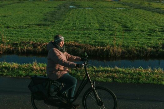 Fietsen is een fantastische manier om actief te blijven en van de buitenlucht te genieten, ongeacht je leeftijd.